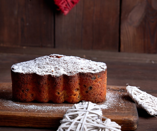 Pastel Tradicional Europeo De Stollen Con Nueces Y Frutas Confitadas