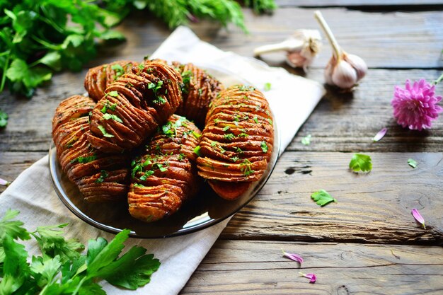 Patata En Una Mesa De Madera Papas Hasselback Comida Vegana Verduras