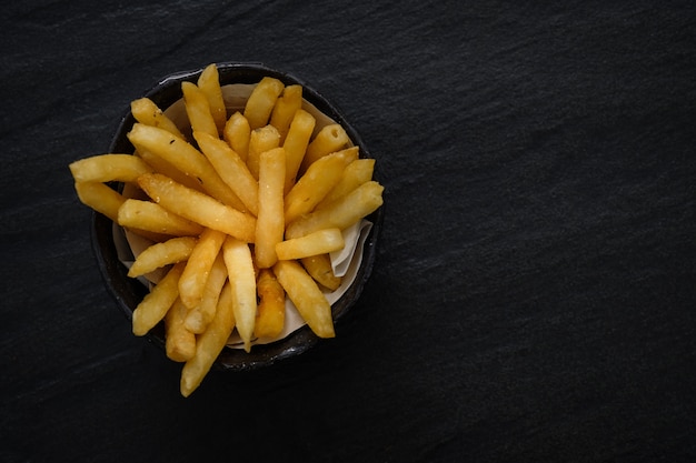 Patatas Fritas Fritas Frescas Con Salsa De Tomate En Fondo Negro ...