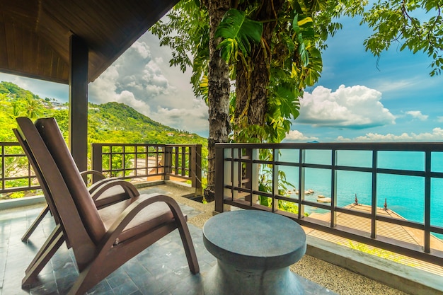 Patio o balcón con silla alrededor del mar y vista al mar Foto Gratis