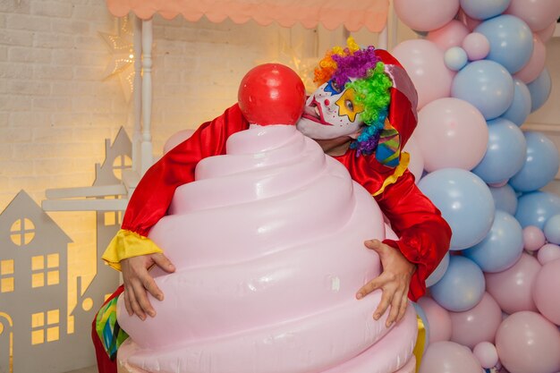 Payaso Y Un Pastel Enorme En La Fiesta Foto Premium