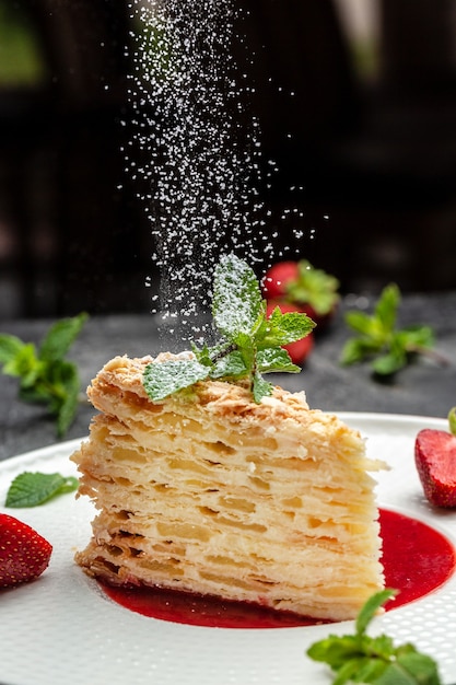 Pedazo De Tarta Napole N Cremoso De Vainilla Con Nata Manzanas Y