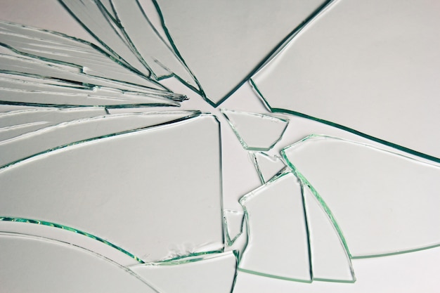Los pedazos de pila de vidrio roto de textura y fondo aislado en blanco,  efecto de ventana agrietada condición de emergencia. | Foto Premium