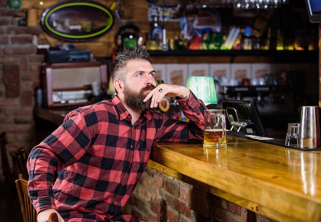 Pedir Bebida Alcoh Lica El Bar Es Un Lugar Relajante Para Tomar Una