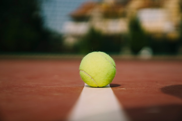 Pelota de tenis en línea | Foto Gratis