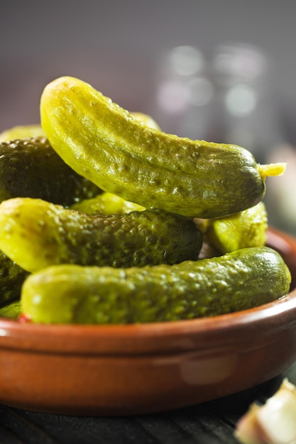 Pepinillos en escabeche pepinos salados sobre un fondo rústico oscuro