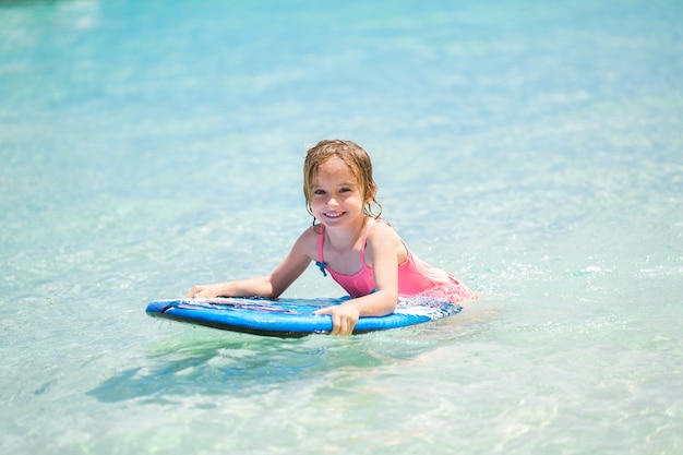 Pequeno Bebe Mujer Joven Surfista Con Bodyboard Se Divierte Foto Premium