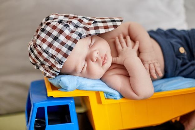 Pequeno Bebe Recien Nacido Esta Durmiendo En Un Camion De Juguete Foto Premium