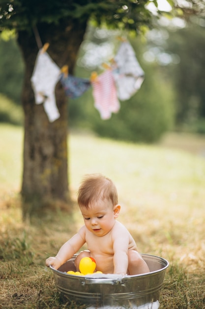 Pequeño niño bañándose en el parque | Foto Gratis