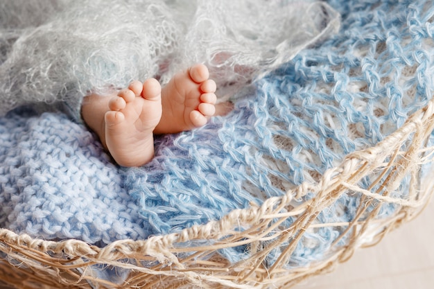 Pequeño Pie De Bebé Recién Nacido Pies Suaves Del Bebé Recién Nacido En Una Manta Azul Foto 