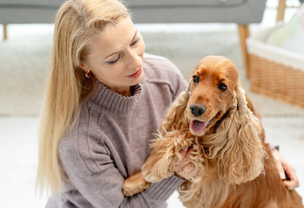 Perro Cocker Spaniel Ingles Con Amante Mujer Propietario Sentado En El Piso En Casa Foto Premium