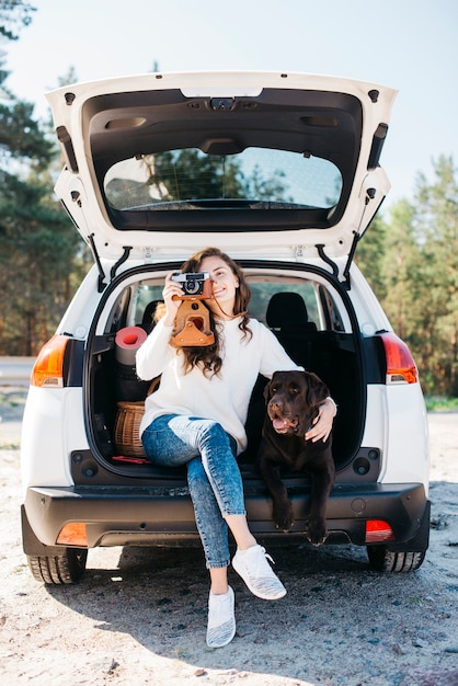 Perro Negro Grande En Coche Foto Gratis