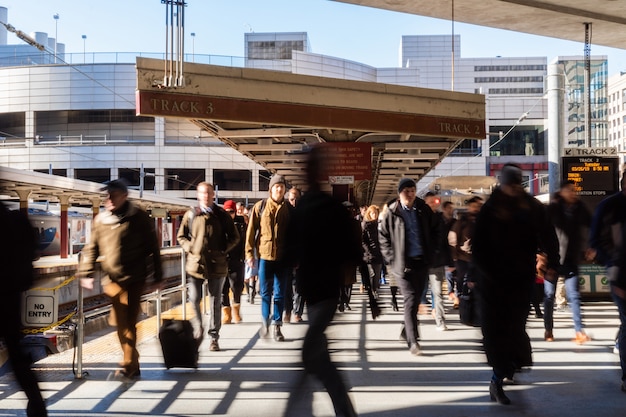 Persona irreconocible y turista visitando la estación sur saliendo del tren a la estación, en boston, massachusetts, estados unidos. Foto Premium