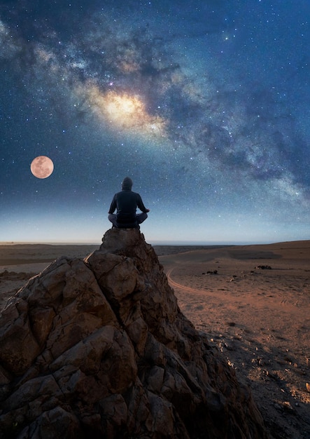 Persona Meditando Por La Noche Bajo La V A L Ctea Y La Luna Vista