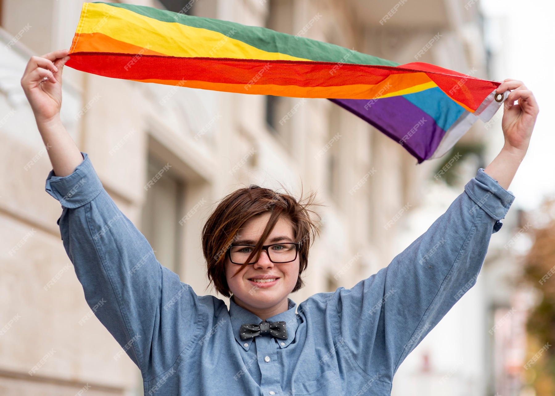 Persona No Binaria Sosteniendo La Bandera Lgbt Foto Gratis 5739