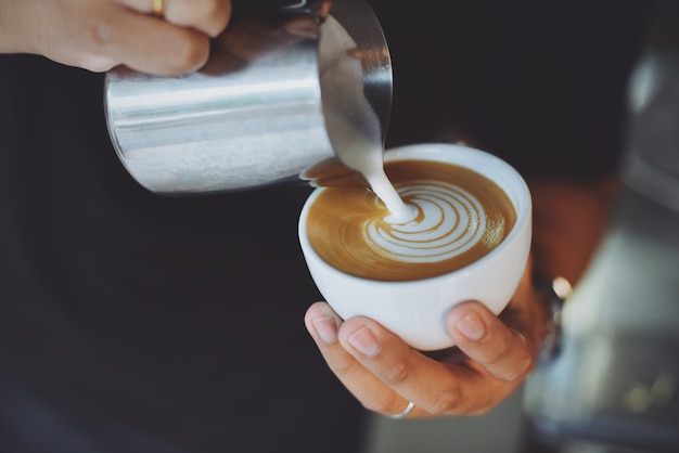 Persona sirviendo una taza de café | Foto Gratis