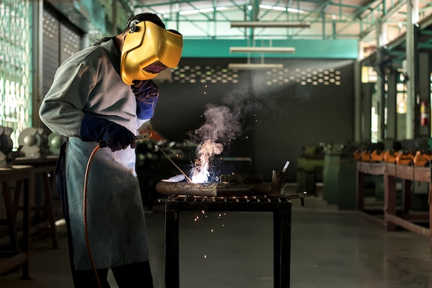 Persona De Trabajo Sobre El Soldador De Acero Usando Máquina De Soldadura Eléctrica Foto Premium 1411