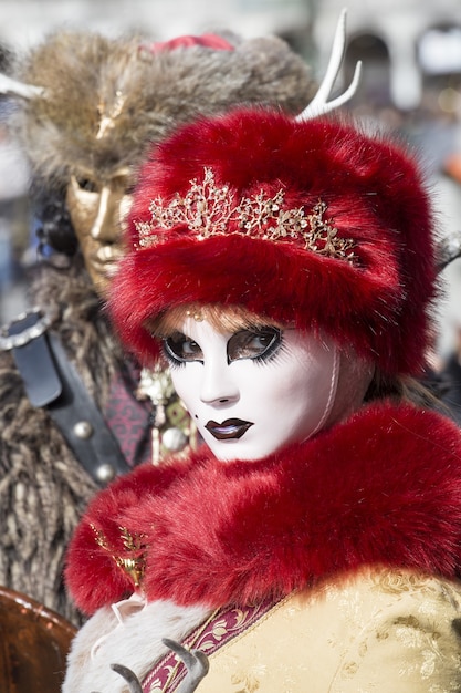 Persona Vestida Tradicionalmente Del Carnaval De Venecia Foto Gratis