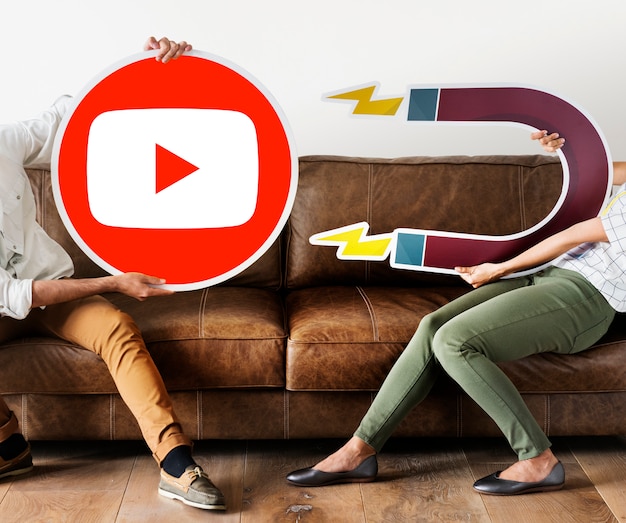 Personas que tienen un icono de youtube Foto gratis