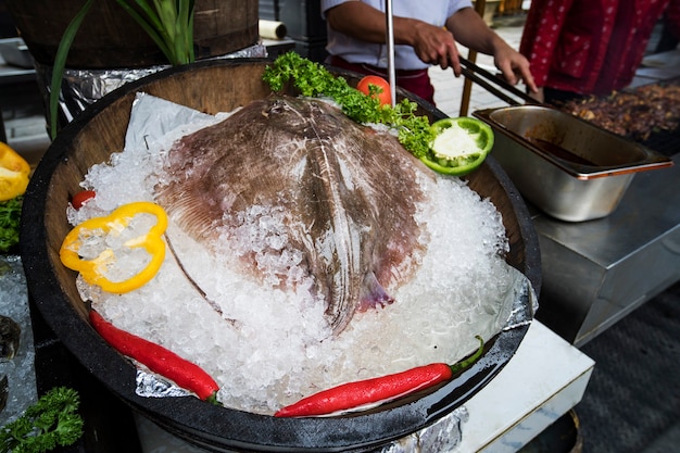 El Pescado Fresco De Las Rayas Se Vende En El Mercado Una Gran