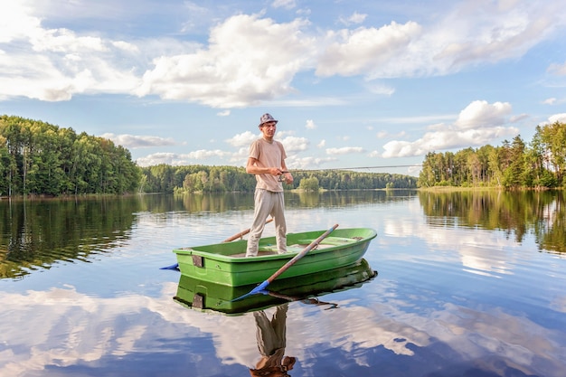 Pescador Con Cañas De Pescar Está Pescando En Un Bote De Madera En El Lago O Río Foto Premium 5826