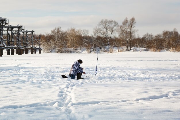 Pescador De Hielo En El Lago De Invierno Foto Premium