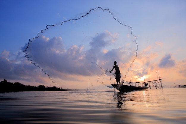 Pescadores En Bote Pescando Con Una Red De Pesca | Foto Premium