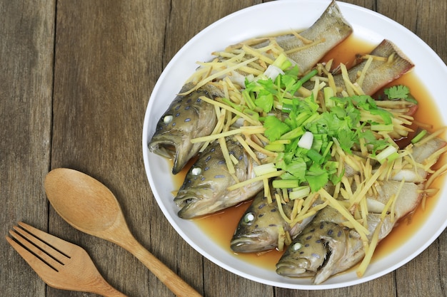 Los Pescados Del Mero Azul Cocieron Al Vapor De La Salsa De Soja En El