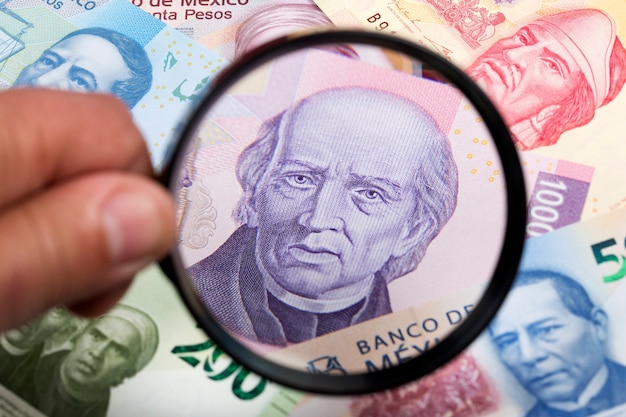 Pesos mexicanos en un fondo de lupa Foto Premium 