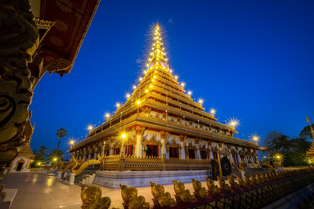 Phra Mahathat Kaen Nakhon Ubicado En Wat Nong Waeng Foto Premium