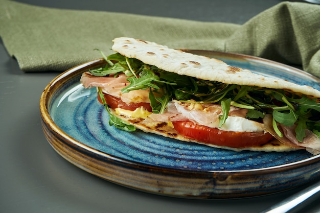 Piadina - clásico pan de tortilla italiana con jamón, rúcula ...