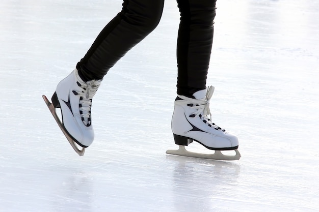 Pie De Personas Patinando Sobre Hielo En La Pista De Hielo Foto Premium 6290