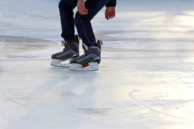 Las Piernas De Un Hombre Patinando En La Pista De Hielo Foto Premium 3759