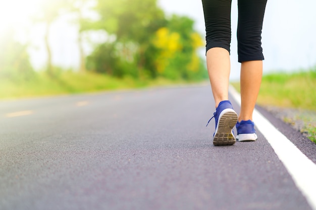 Piernas De La Mujer Que Caminan En El Parque Corredor Femenino Que Corre En El Camino Afuera