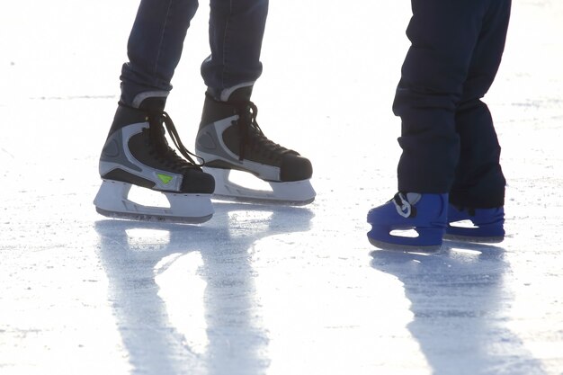 Pies Patinando En La Pista De Hielo Foto Premium