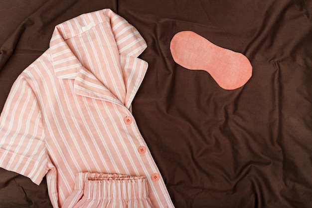 Pijama rosa para niñas, antifaz para dormir en tela de algodón de color oscuro. Foto Premium