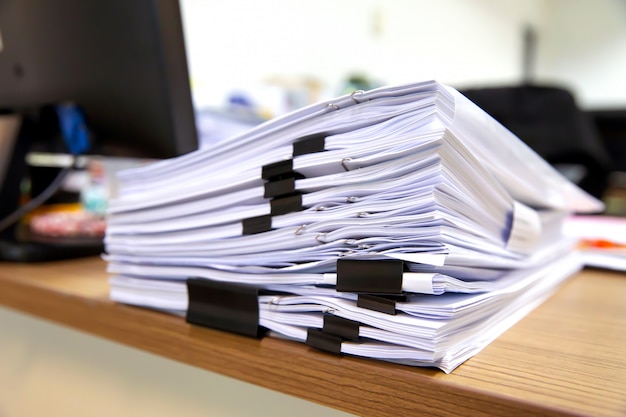 La Pila De Muchos Documentos De Los Papeles En La Oficina Del Escritorio Se Acumula Foto Premium 2814