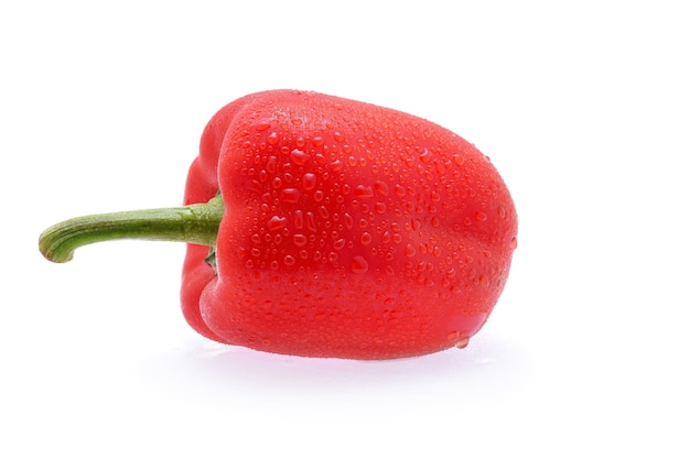 Pimiento Con Gotas De Agua Sobre Fondo Blanco Foto Premium