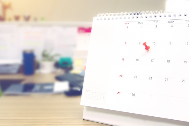 Un Pin De Color Rojo En El Concepto De Calendario Para El Planificador De Eventos Foto Premium