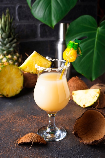 Piña Colada. Cóctel Tradicional Caribeño | Foto Premium