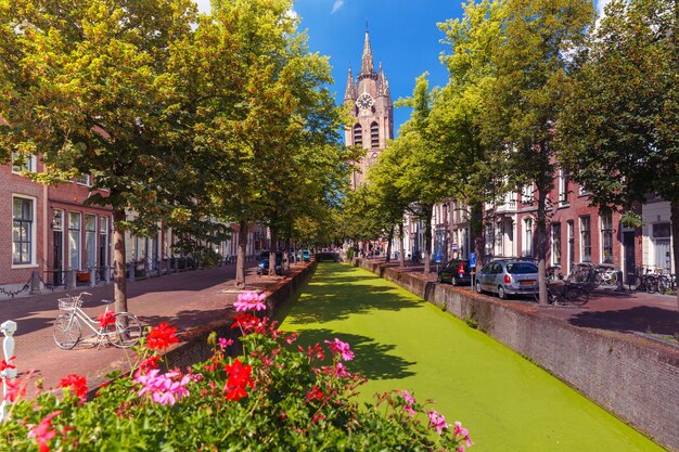 El Pintoresco Canal Oude Delft Y La Torre Inclinada De La Iglesia