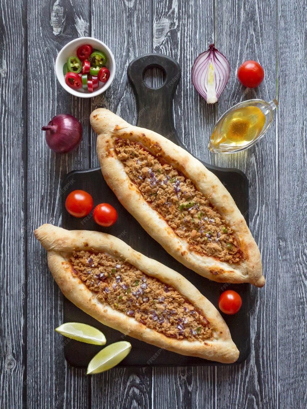 Pizza árabe lahmacun en una mesa de madera. | Foto Premium