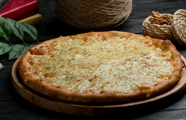 Pizza clásica de margarita con queso parmesano completo | Foto Gratis