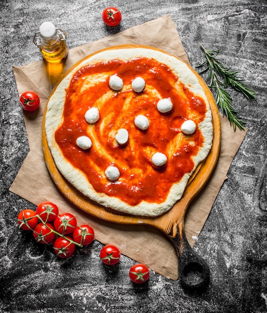 Pizza Cruda Masa Enrollada Con Mozzarella Y Pasta De Tomate Sobre Mesa