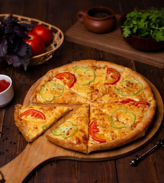 Pizza margarita con queso fresco parmesano, rodajas de pimiento rojo y
