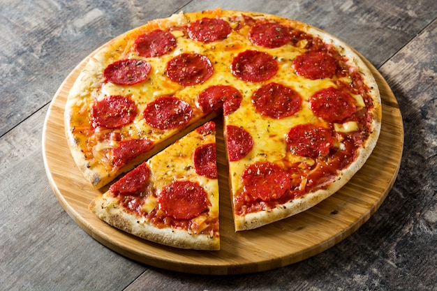 Pizza De Pepperoni Italiana Caliente En Mesa De Madera Foto Premium 4704