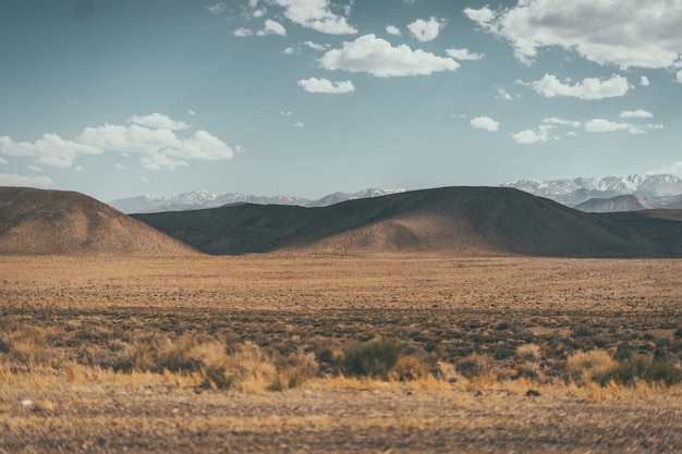 Plano General De Un Valle Des Rtico Con Colinas Y Monta As Foto Gratis