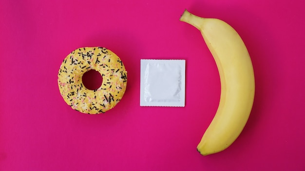 Plátano Donut Y Condón Idea De Sexo Imagen Brillante Sobre Un Fondo Rosa El Concepto De 6183