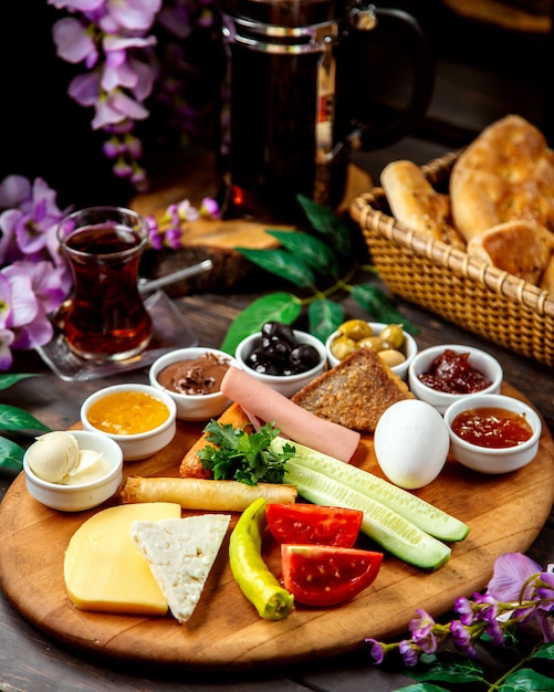 Plato De Desayuno Turco Con Queso Verduras Aceitunas Mermeladas Salchichas Y Envoltura De