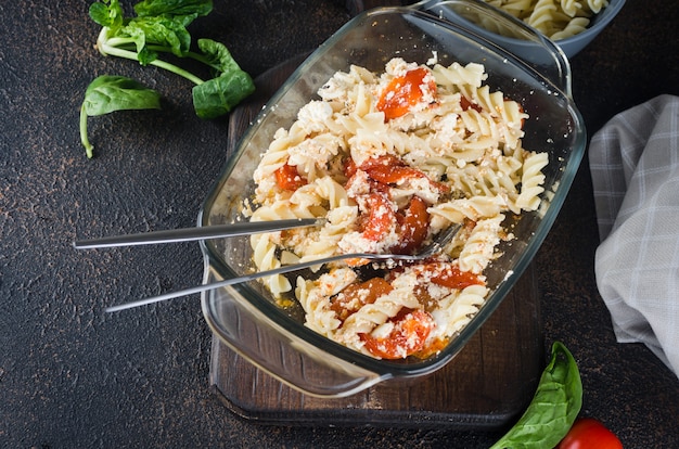 Plato Italiano De Pasta Mezclada Con Queso Feta Al Horno Y Tomates